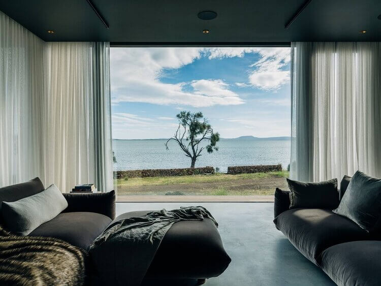 20 Stylish and Peaceful Holiday Cottages in Tasmania 58 eton-beach-house-stylish-holiday-cottages-tasmania-nordroom