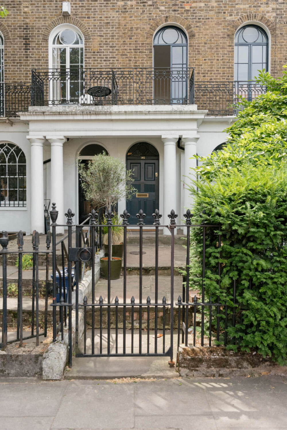 A Classic Georgian House in London with a Lush Garden 31 exterior london townhouse A Classic Georgian House in London with a Lush Garden