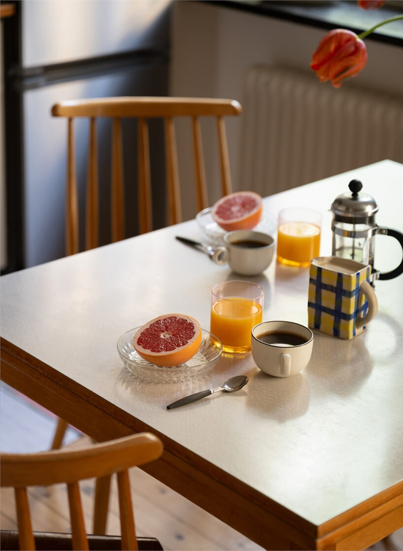 Midcentury Design and Colorful Decor in a Charming Studio Apartment 17 formica table