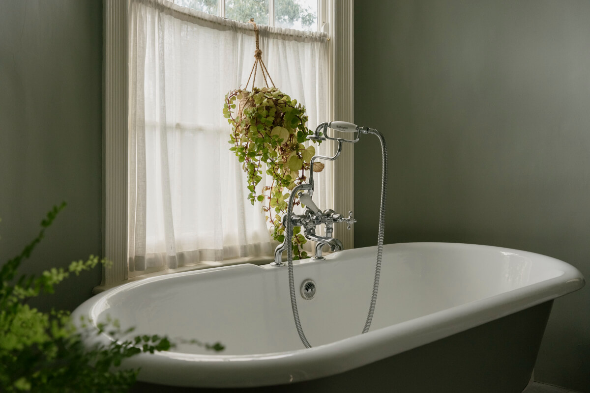 A Classic Georgian House in London with a Lush Garden 25 freestanding bath detail
