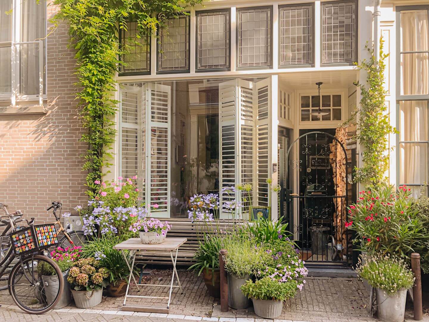 A Charming Amsterdam Townhouse with a Cozy Roof Terrace 20 front facade amsterdam townhouse A Charming Amsterdam Townhouse with a Cozy Roof Terrace