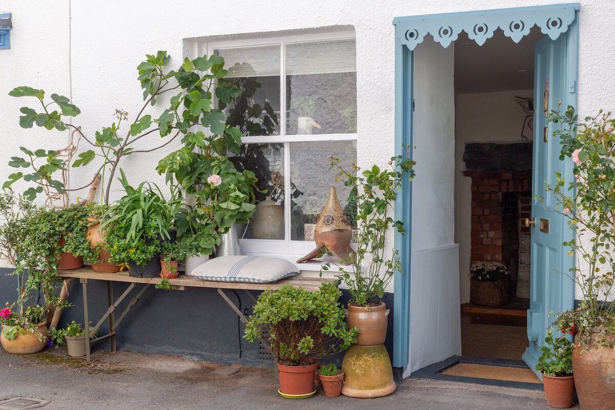 A Charming 400-Year-Old Cottage in England 20 front facade plants A Charming 400-Year-Old Cottage in England