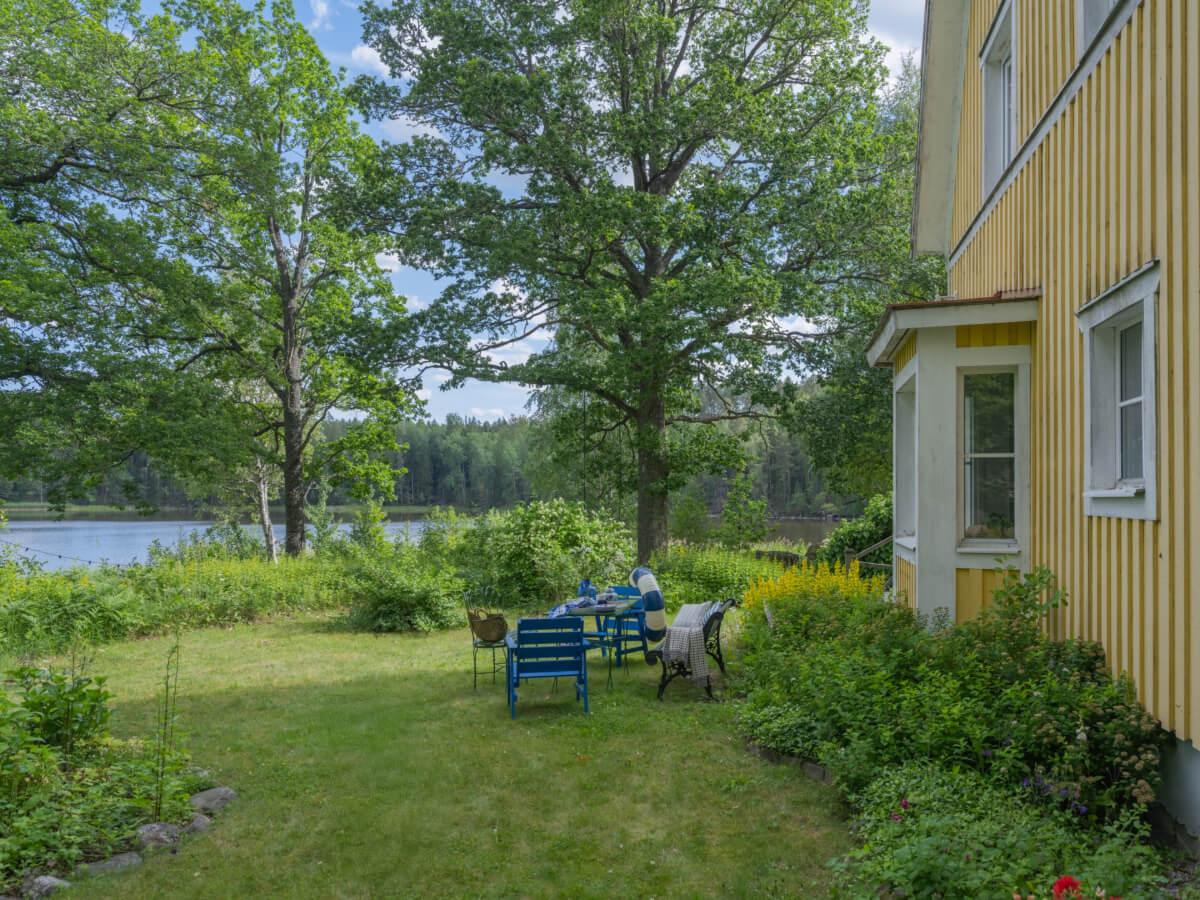 A 1930s Lakeside Country House with a Private Beach 33 garden lakeside home