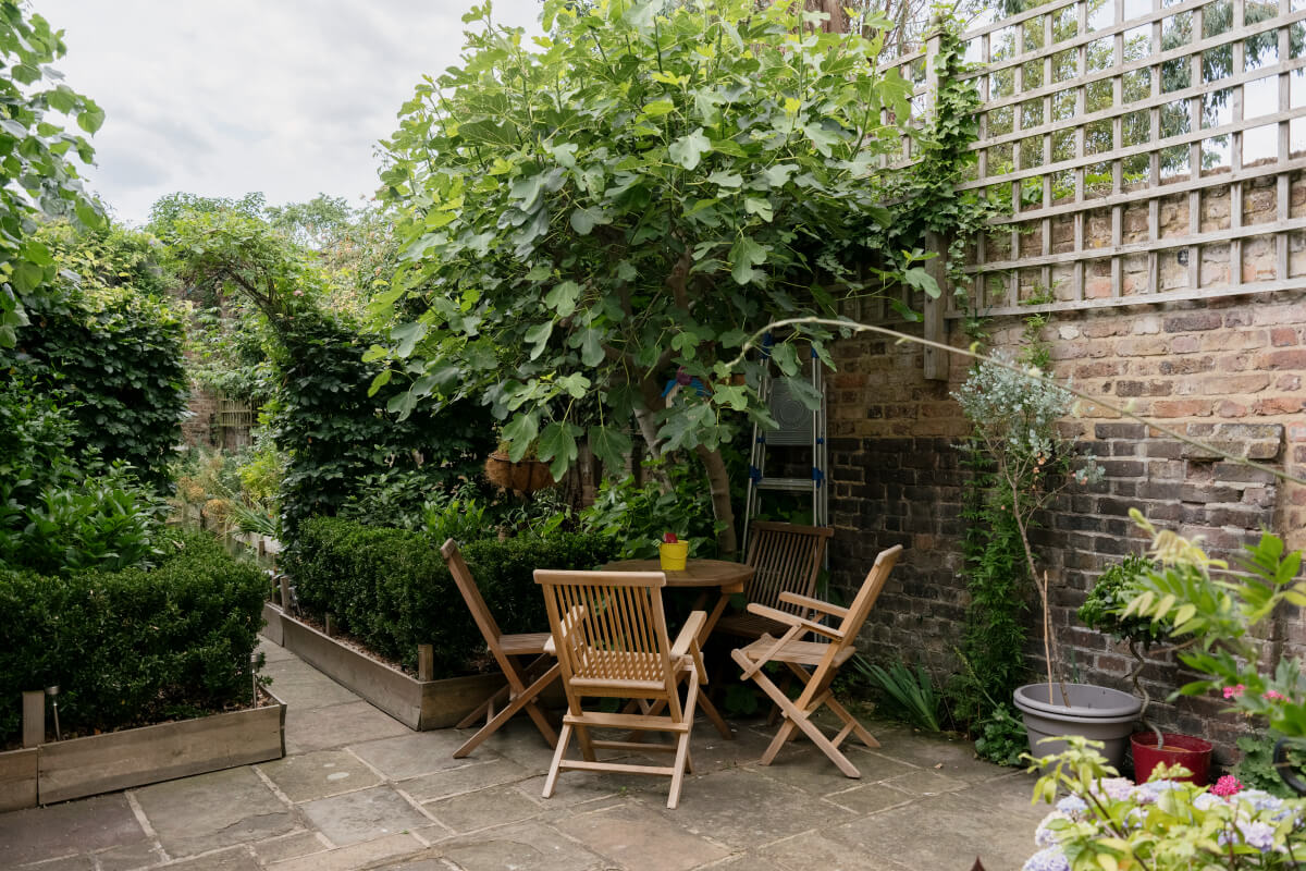 A Classic Georgian House in London with a Lush Garden 18 garden terrace brick wall A Classic Georgian House in London with a Lush Garden