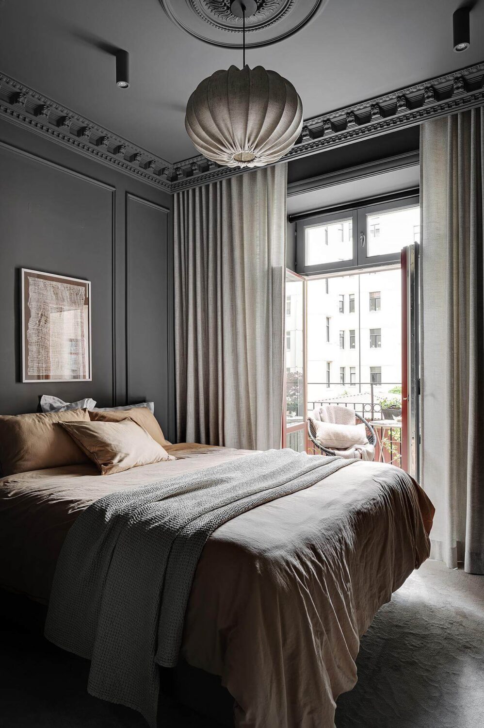 Trend Alert: 36x Color-Drenched Rooms 27 gray bedroom with historic features