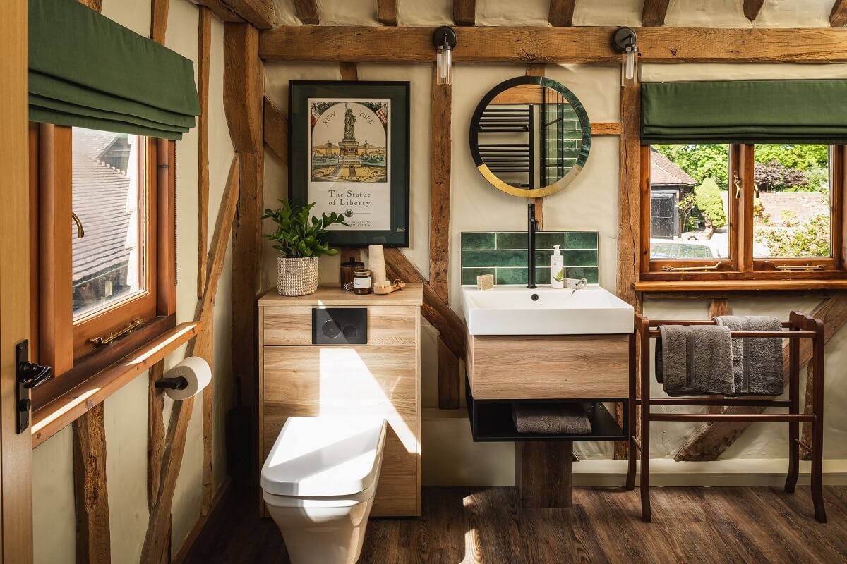 GREAT BUDDS OAST bathroom exposed wooden beams