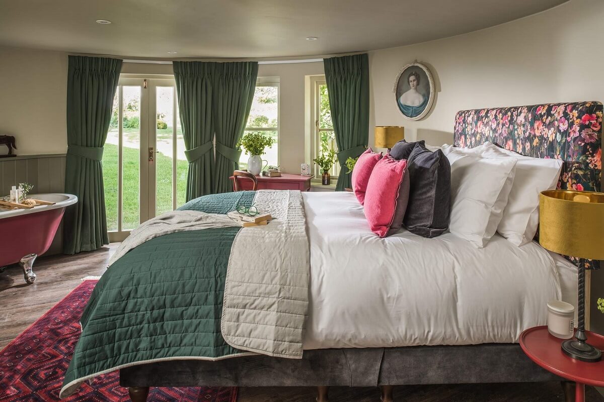 GREAT BUDDS OAST bedroom green and pink details