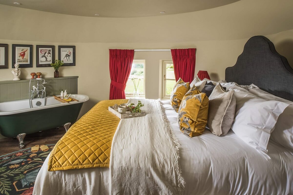 GREAT BUDDS OAST bedroom with freestanding bath