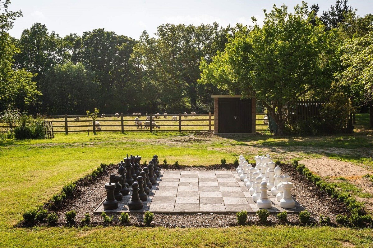 GREAT BUDDS OAST chess play garden