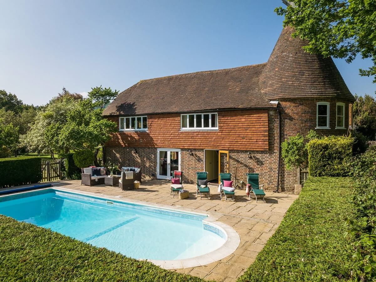GREAT BUDDS OAST garden swimming pool