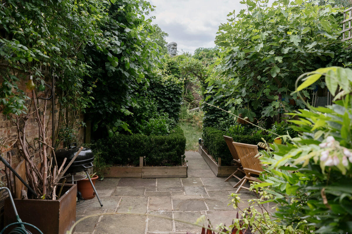 A Classic Georgian House in London with a Lush Garden 17 green city garden stone terrace
