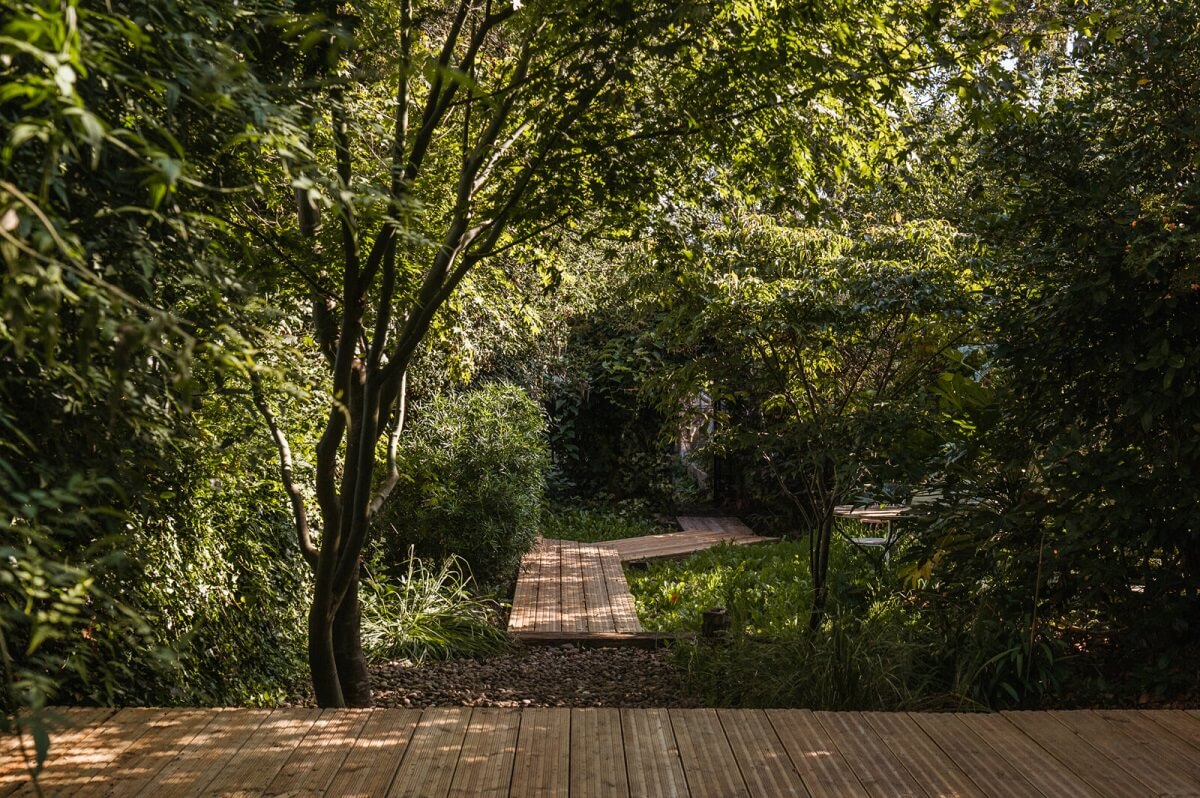 A Cozy Victorian House with Warm Color Accents 20 green-garden-wooden-terrace-nordroom