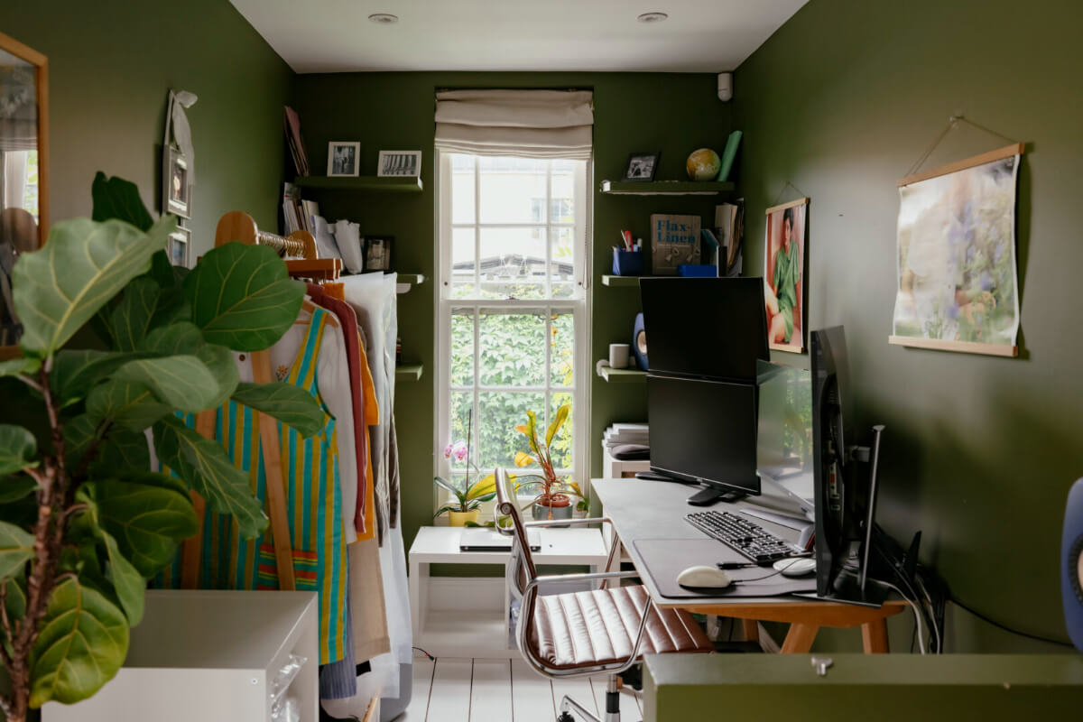 A Renovated Victorian Townhouse with a Small Split-Level Garden 6 green home office