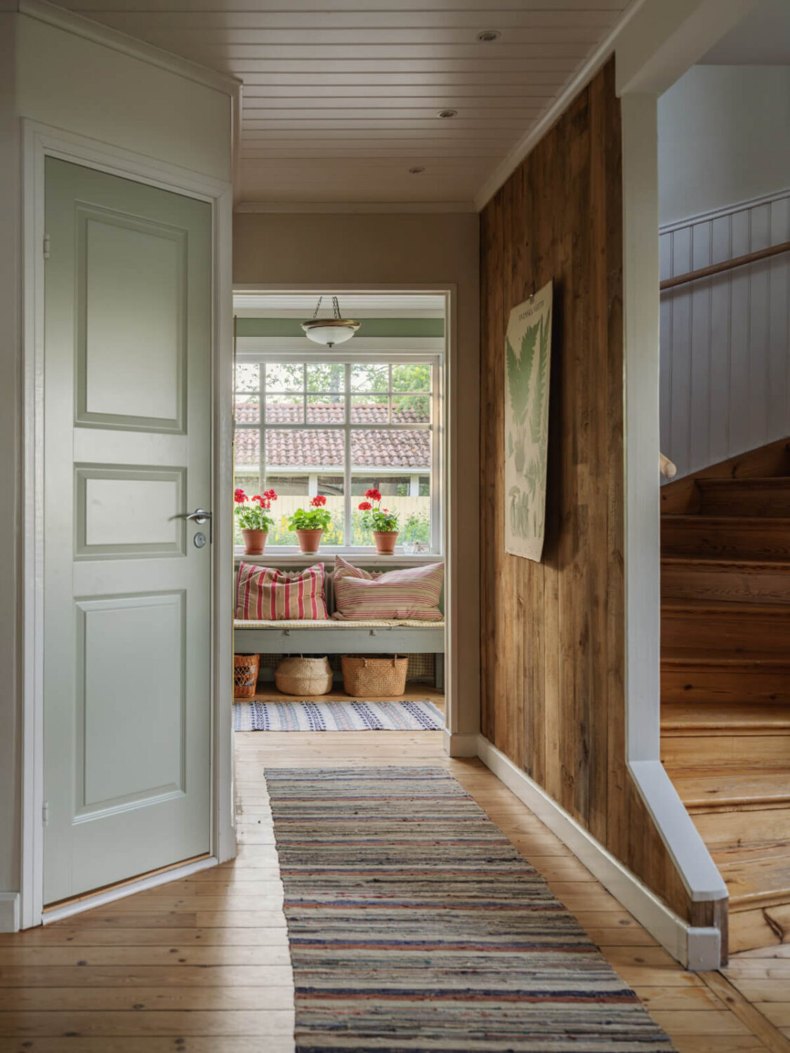 A 1930s Lakeside Country House with a Private Beach 25 hall