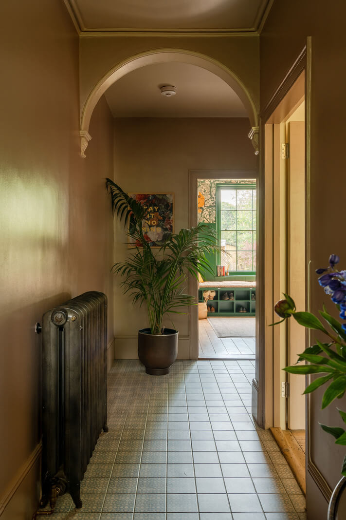 Vibrant Colors in a 19th-Century Regency Townhouse in England 10 hall with decorative arch Vibrant Colors in a 19th-Century Regency Townhouse in England