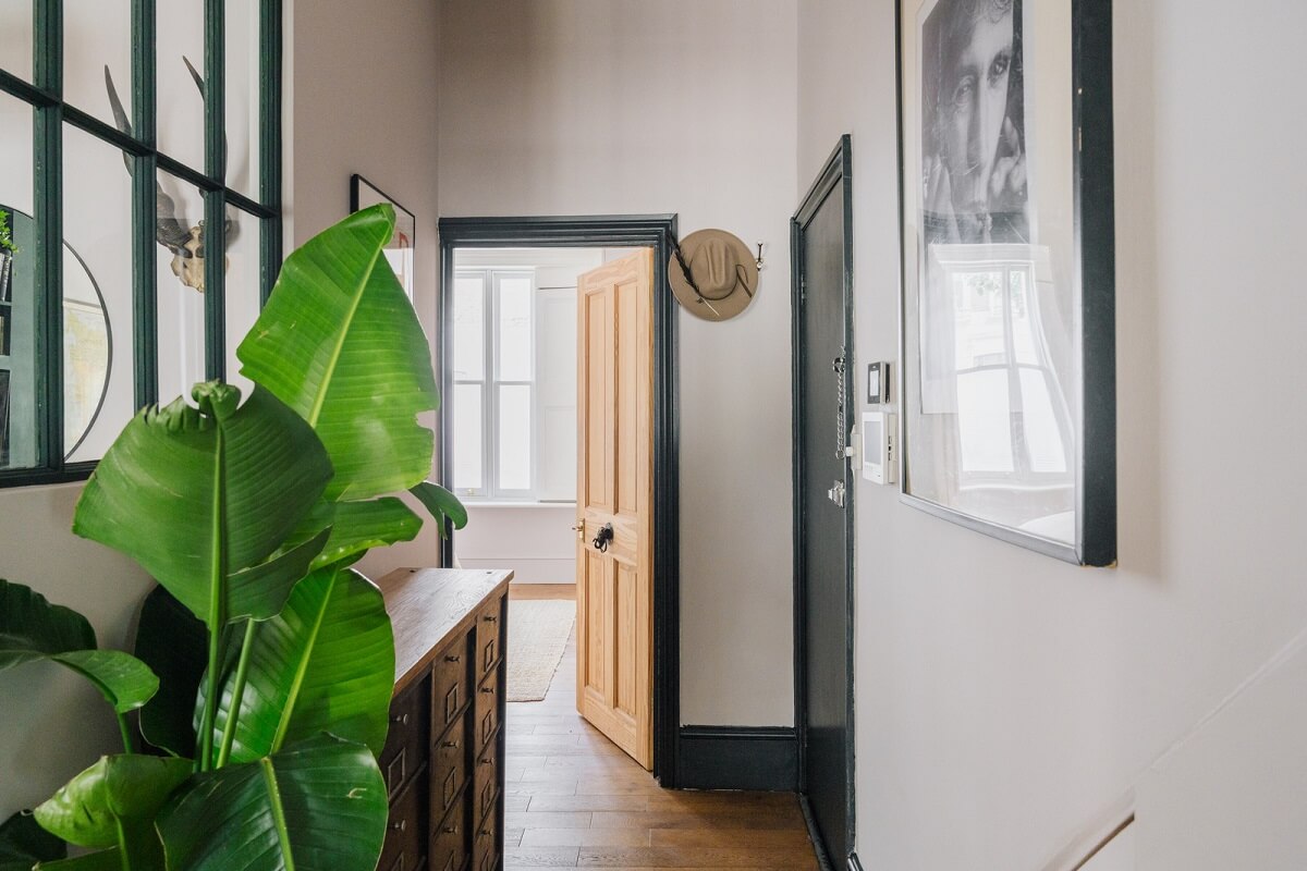 A Charming One-Bedroom Apartment with a Courtyard Terrace 8 hallway
