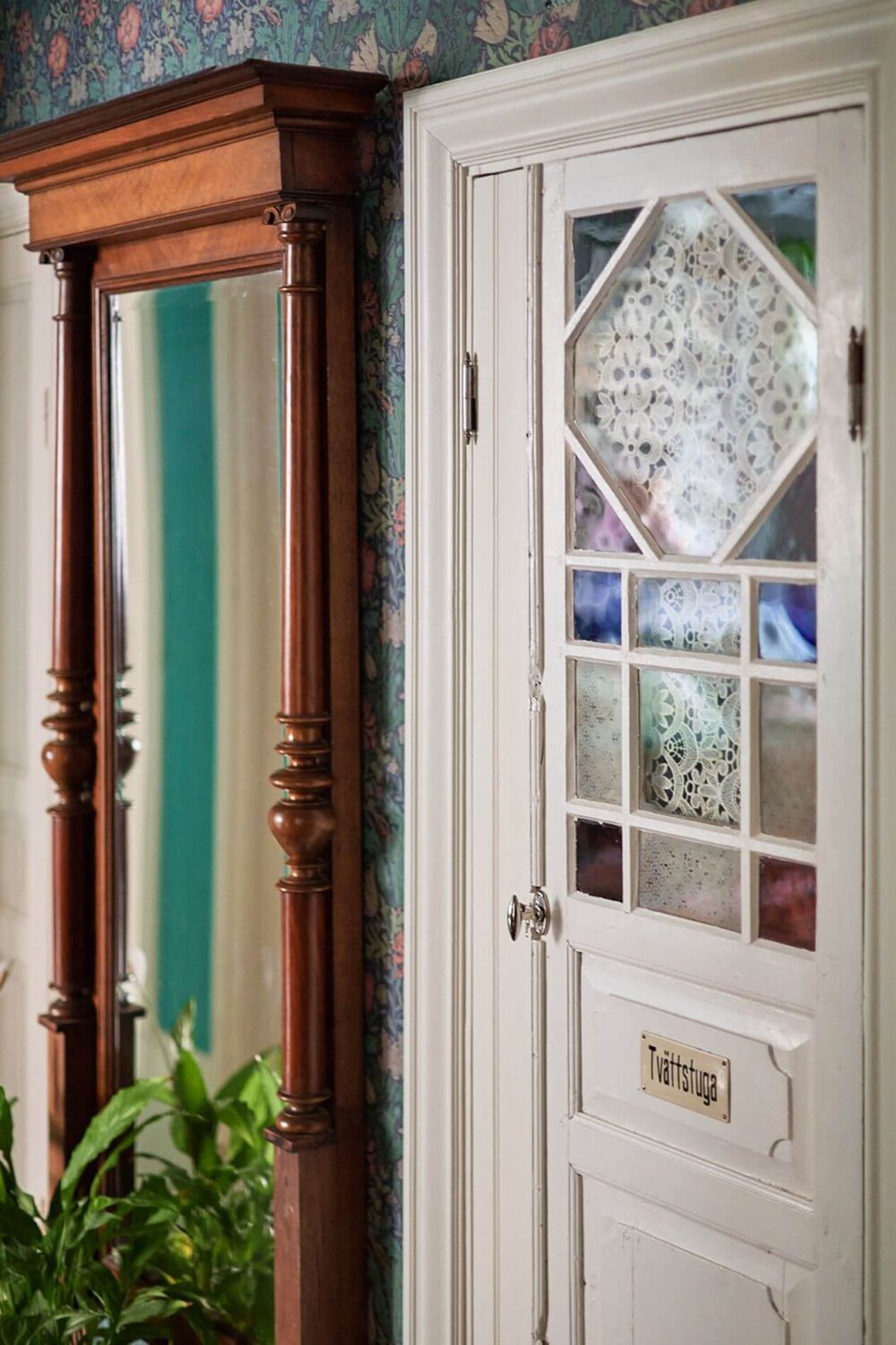 hallway-antique-mirror-door-detail