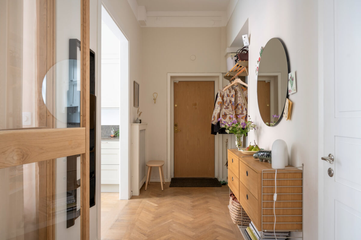 A Late 19th-Century Apartment with a Pink Bedroom 17 hallway niche with coat storage