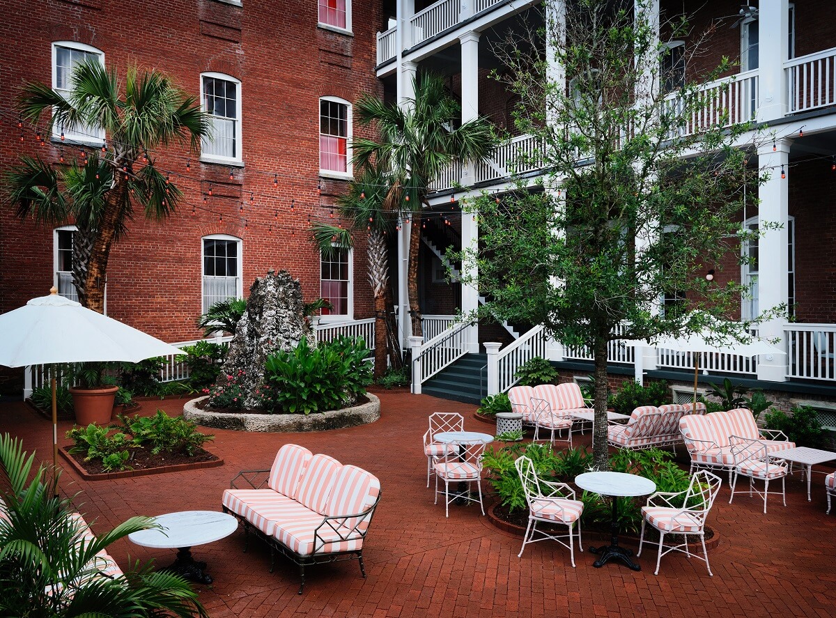 Hotel Saint Vincent in New Orleans 25 hotel-saint-vincent_new-orleans_lambert-macguire-design-outdoor-terrace-nordroom