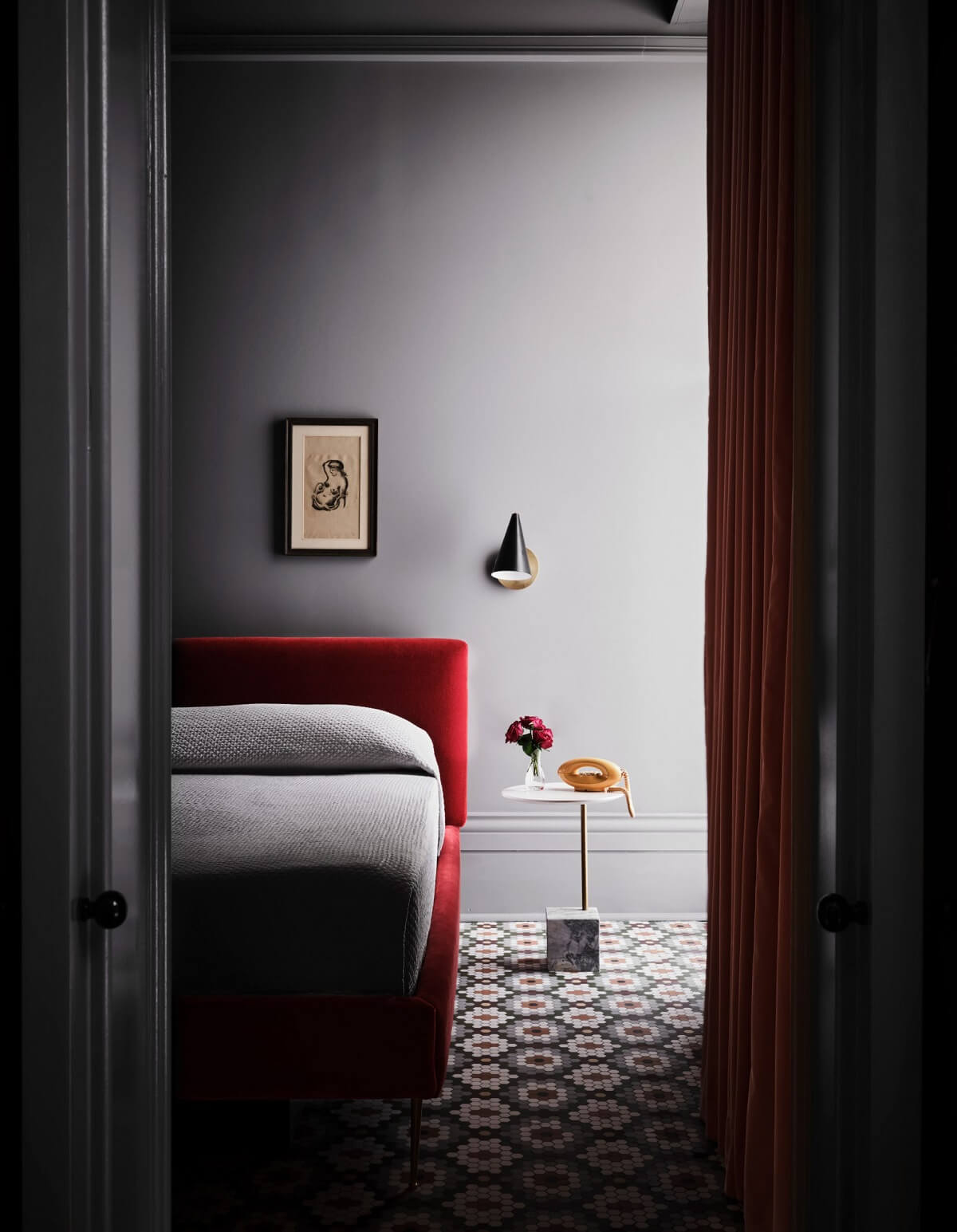 hotel-saint-vincent_new-orleans_lambert-macguire-design-pink-bedframe-gray-walls-ceiling-nordroom