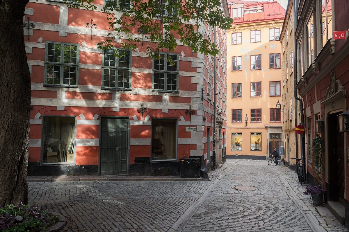 A Stylish Penthouse Apartment with Exposed Beams 37 houses gamla stan cobbled street
