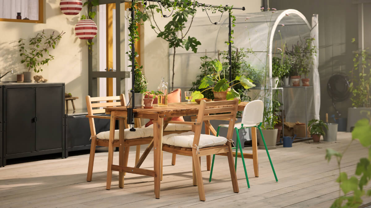 IKEA ASKHOLMEN karmstol PH201946 New IKEA Balcony and Garden Inspiration for Summer 2025