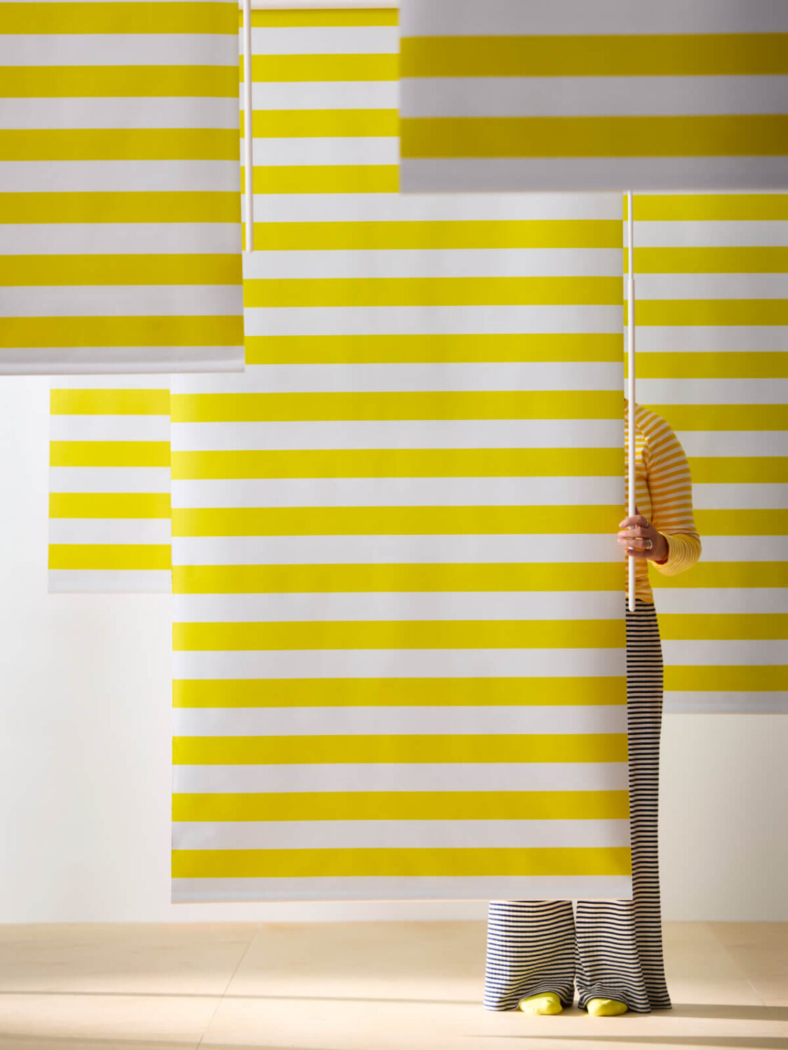 New IKEA Collection April 2025: Colorful Designs and Patterns 9 IKEA_FRIDANS_morklaggande rullgardin_PH202971