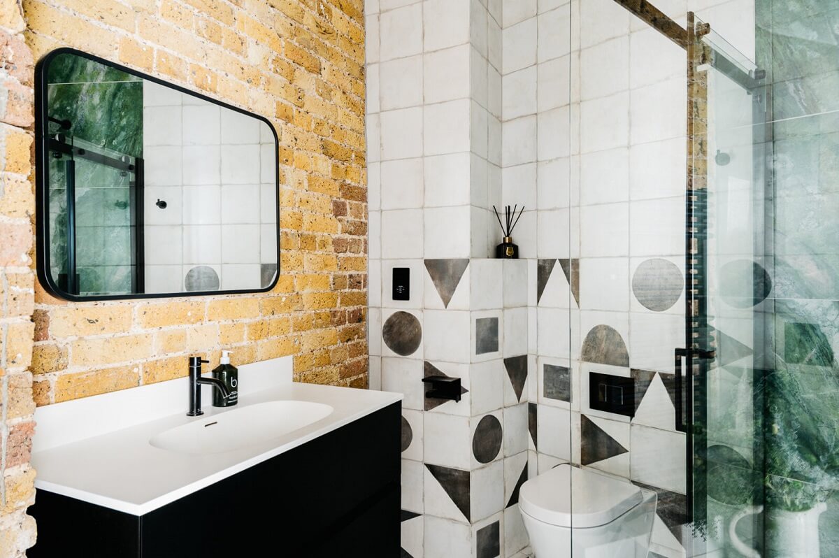 industrial-style-bathroom-brick-wall-geometric-tiles-nordroom