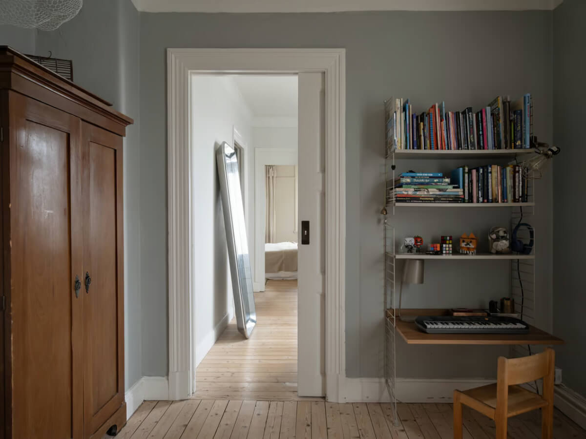 kids bedroom desk with shelves