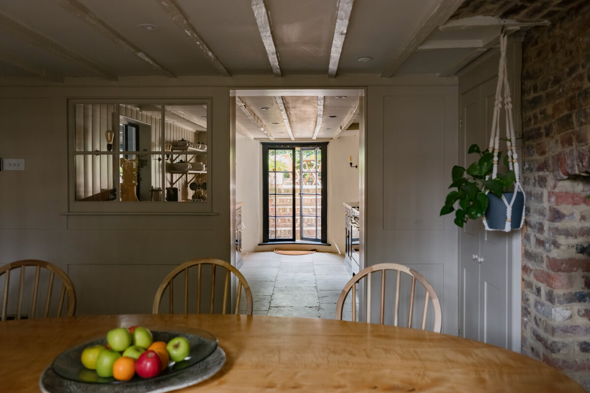 A Classic Georgian House in London with a Lush Garden 10 kitchen dining space