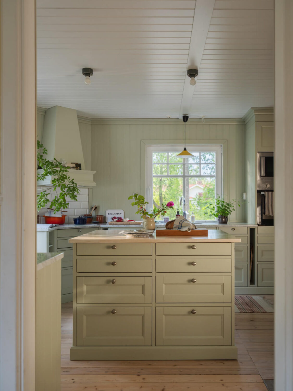 A 1930s Lakeside Country House with a Private Beach 15 kitchen island