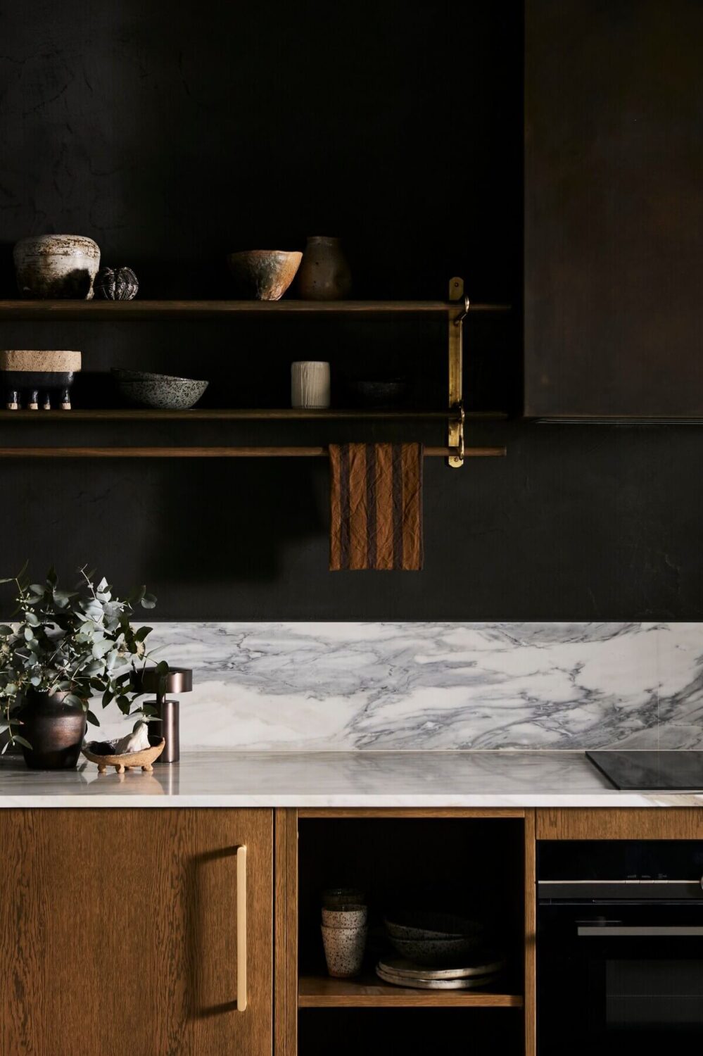 The River Studio: Moody Tones and Luxury in an Australian Airbnb 3 kitchen-moody-black-walls-marble-worktop-open-shelves-nordroom