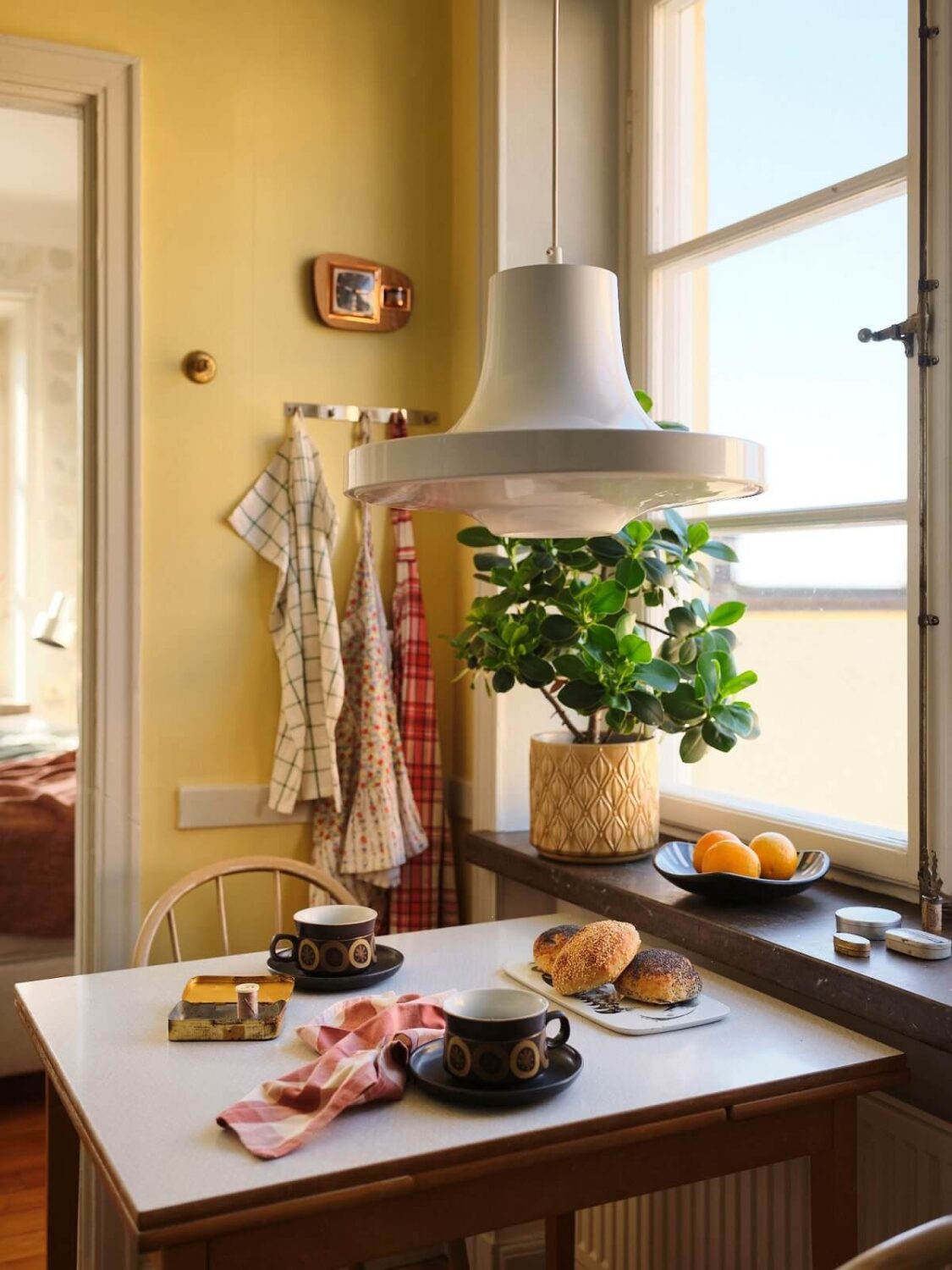 The Color Trends for 2025: Warm, Natural Shades and a Cheerful Accent 67 kitchen table with pale yellow wall