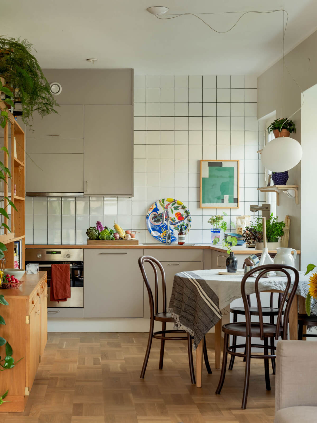 kitchen white backsplash tiles to ceiling