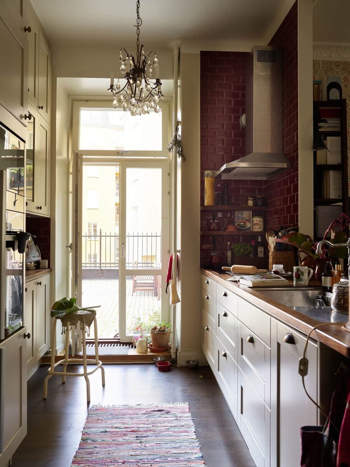 The Color Trends for 2025: Warm, Natural Shades and a Cheerful Accent 51 kitchen-white-cabinets-red-tiles-nordroom