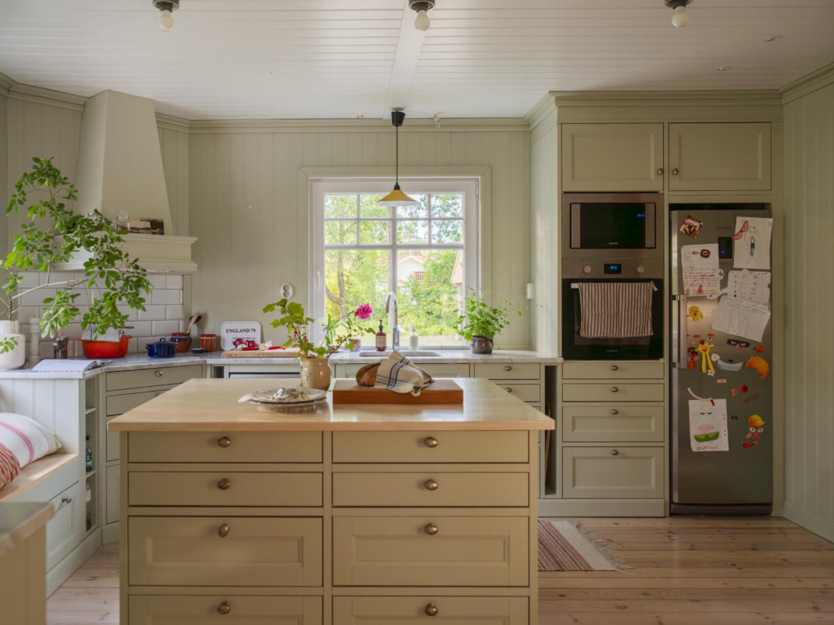 A 1930s Lakeside Country House with a Private Beach 9 kitchen with small island and window bench