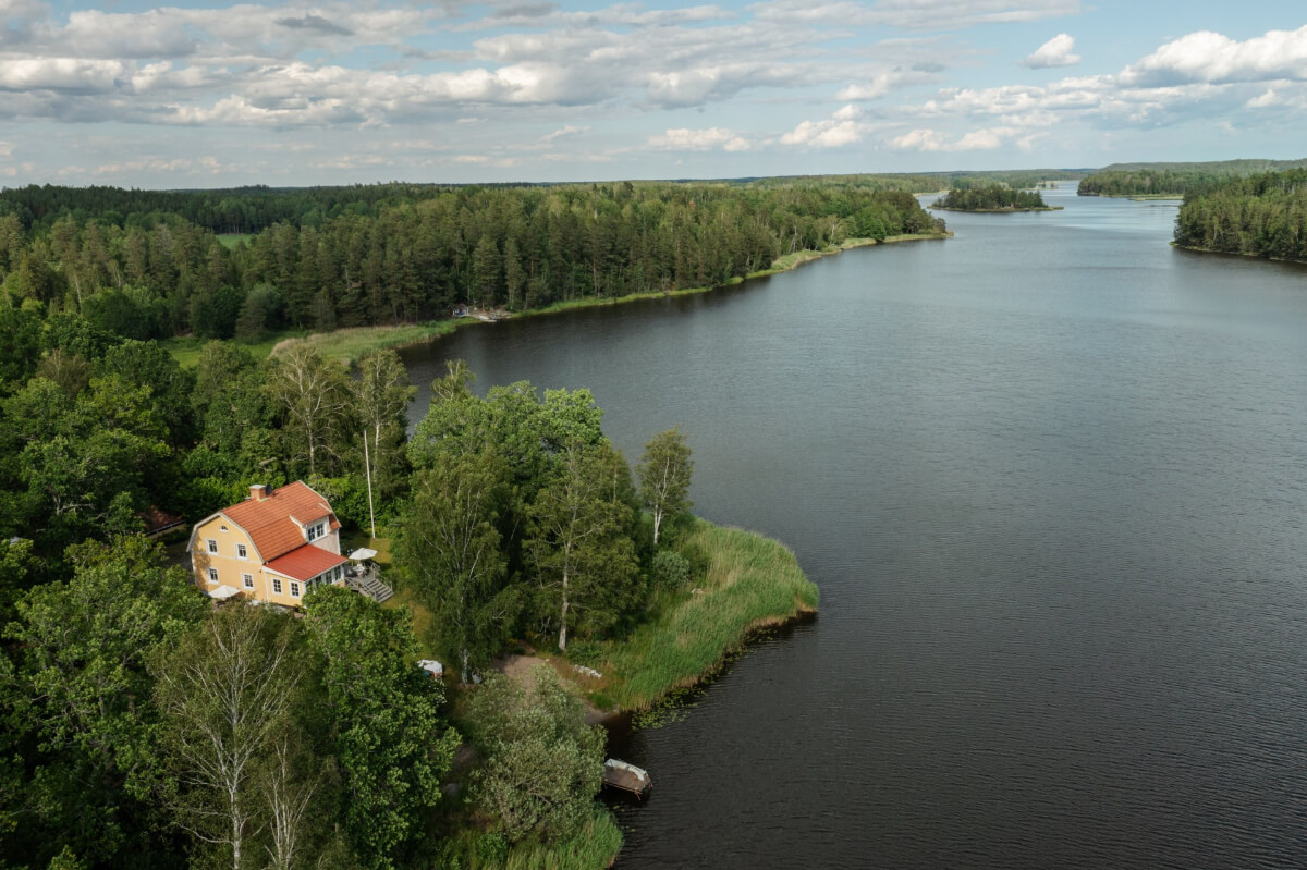 A 1930s Lakeside Country House with a Private Beach 1 lakeside home sweden