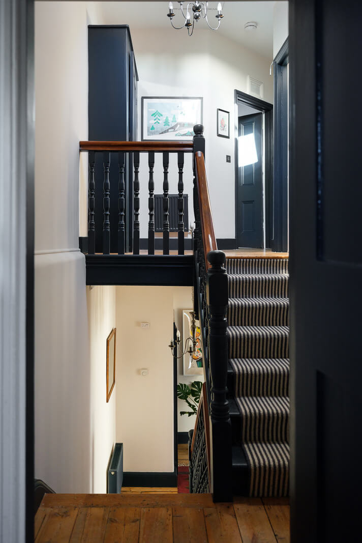 landing-wooden-floor-black-stairs-nordroom