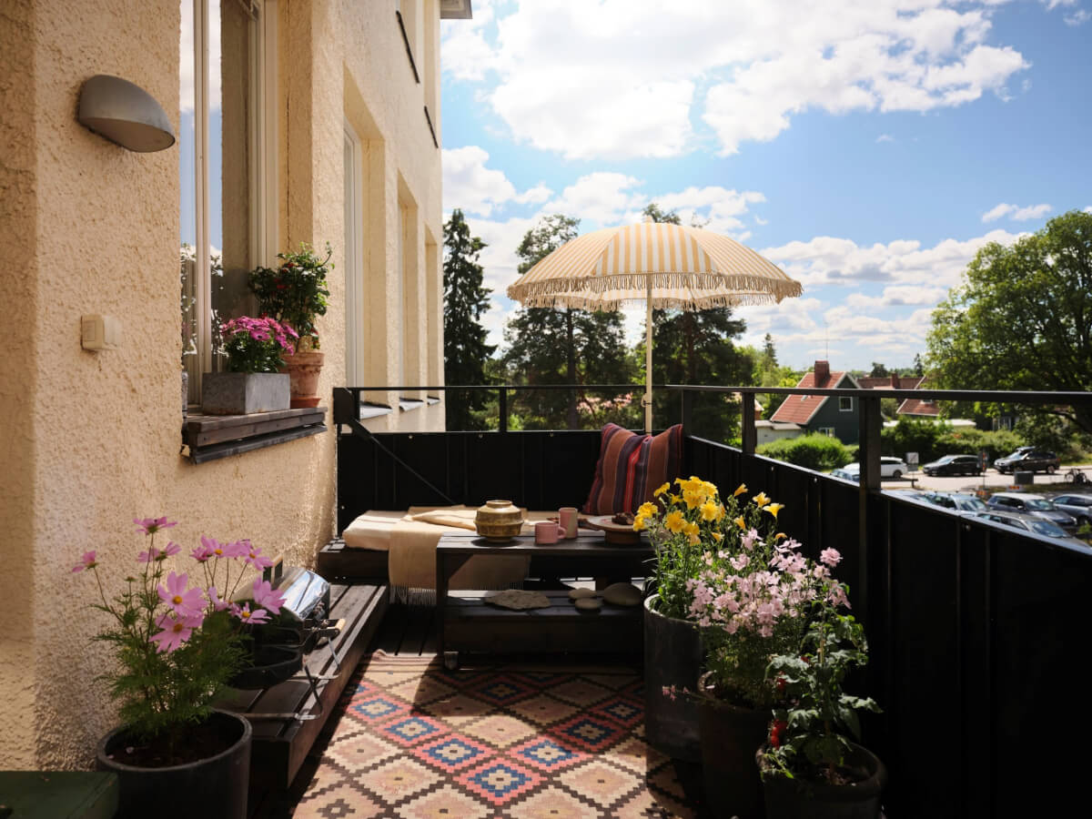 A Bright Family Apartment in a 1950s School Building 17 large balcony