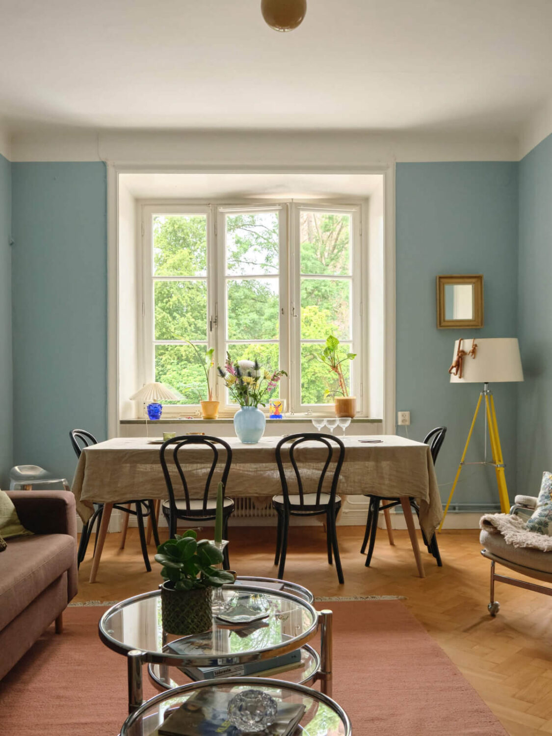 A Beautiful Color Palette and Historic Elements in a Stockholm Apartment 5 large dining table blue living room