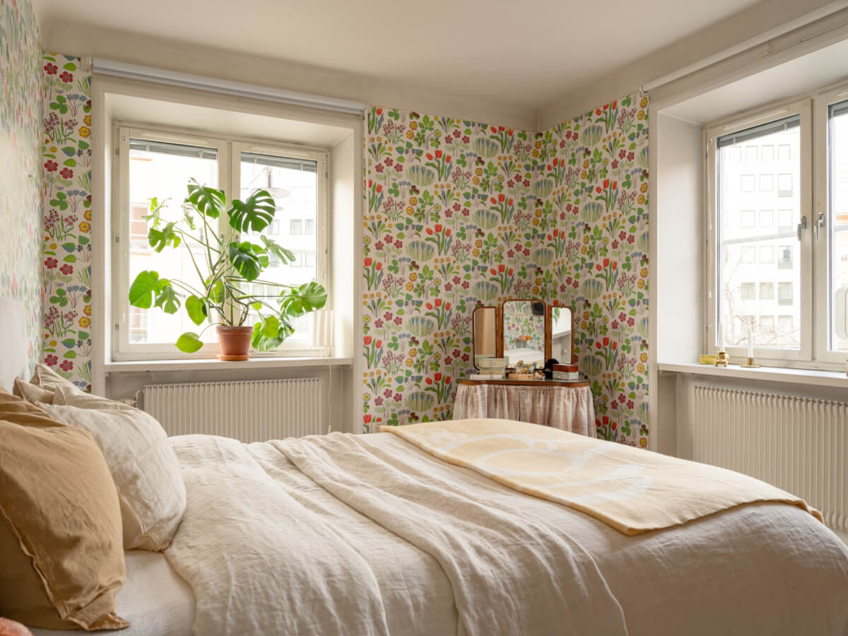 A Light Corner Apartment with a Pale Yellow Kitchen 17 light corner living room vanity table