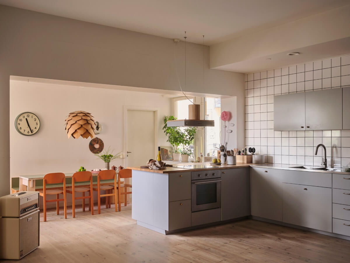 A Bright Family Apartment in a 1950s School Building 8 light gray scandi kitchen white tiles