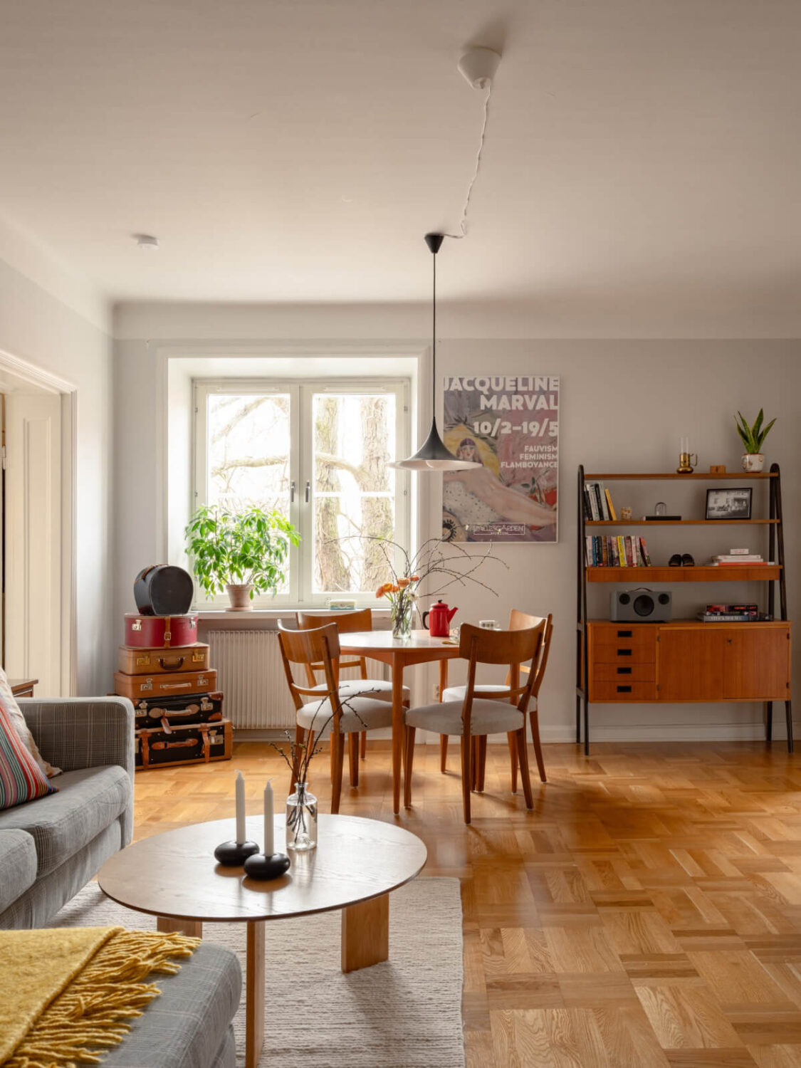 A Light Corner Apartment with a Pale Yellow Kitchen 4 light living room parquet floor A Light Corner Apartment with a Pale Yellow Kitchen