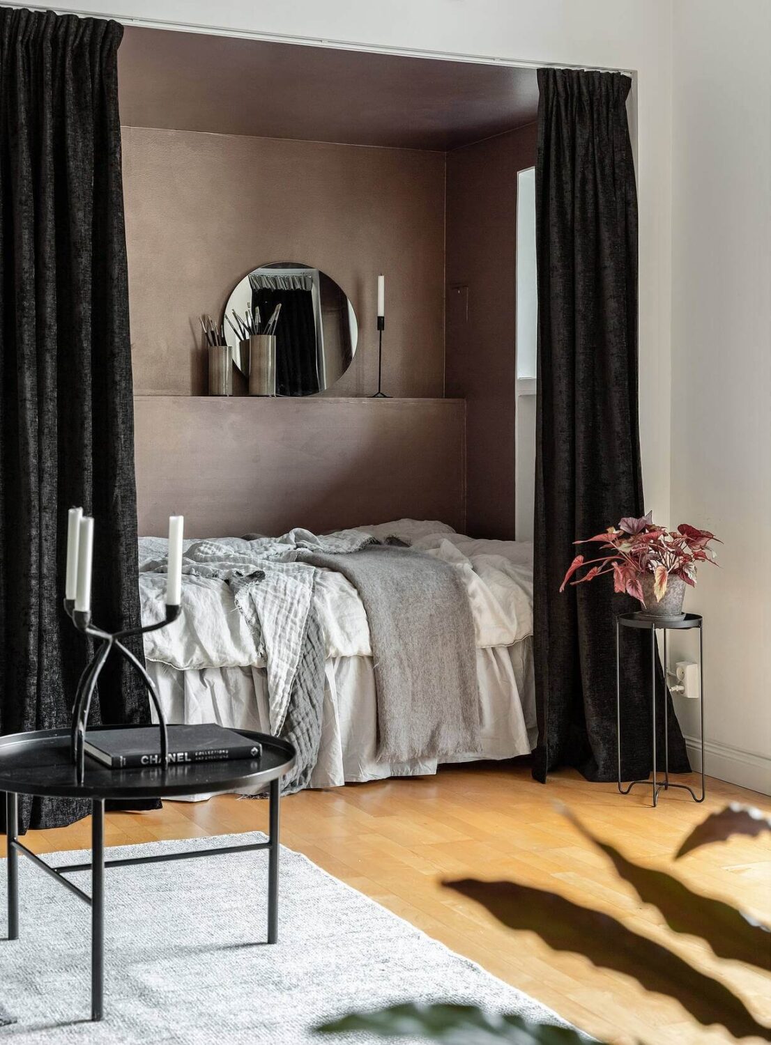 52 Studio Apartments with a Curtain Room Divider 54 living-room-bedroom-combination-bed-niche-curtains-nordroom