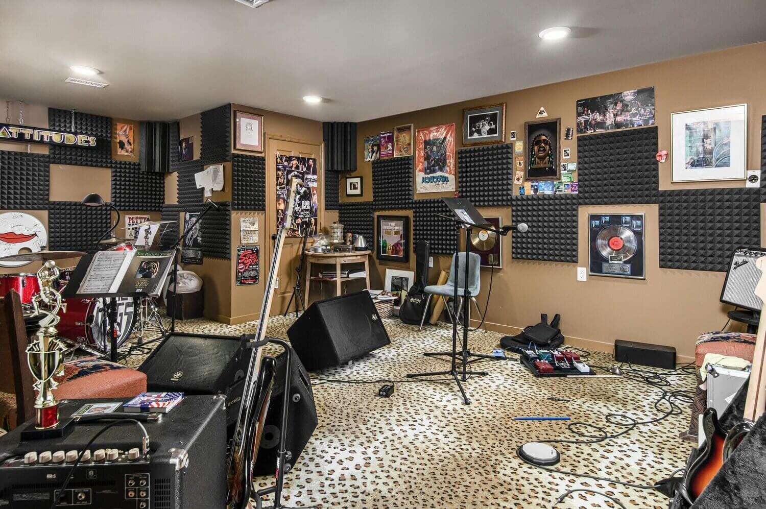 Louisa Pierce's Vintage Eclectic Nashville Home 39 louisa pierce vintage eclectic nashville home for sale nordroom39 Louisa Pierce's Vintage Eclectic Nashville Home