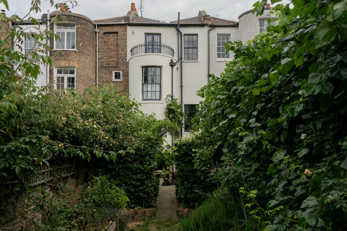 A Classic Georgian House in London with a Lush Garden 20 lush green garden london townhouse