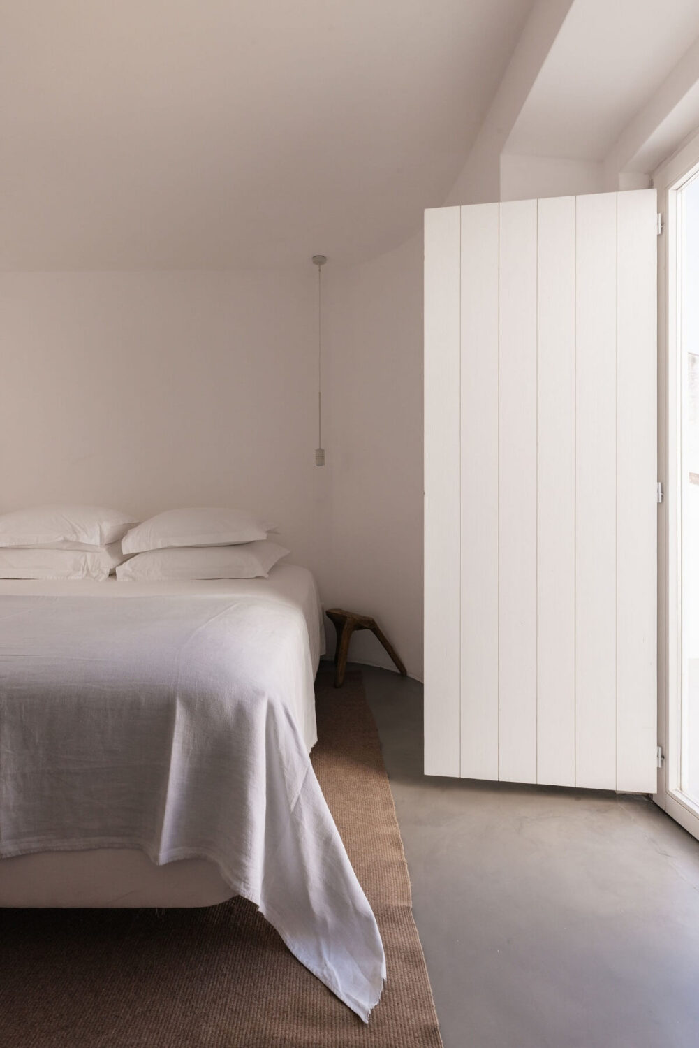 minalistic-bedroom-window-shutter-nordroom