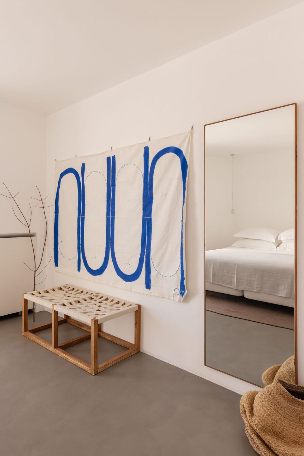 minimalistic-bedroom-wall-hanging-mirror