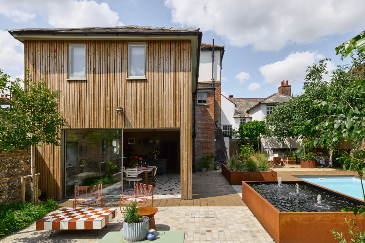 A Colorful Design-Led Georgian House in the Heart of Henley-on-Thames 44 modern extension and garden with swimming pool