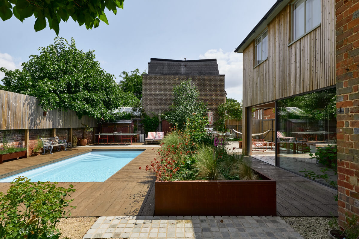 A Colorful Design-Led Georgian House in the Heart of Henley-on-Thames 46 modern garden with pool